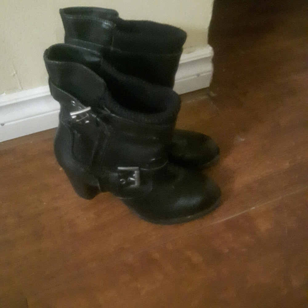 G by GUESS LEATHER ANKLE HEELED BOOTS